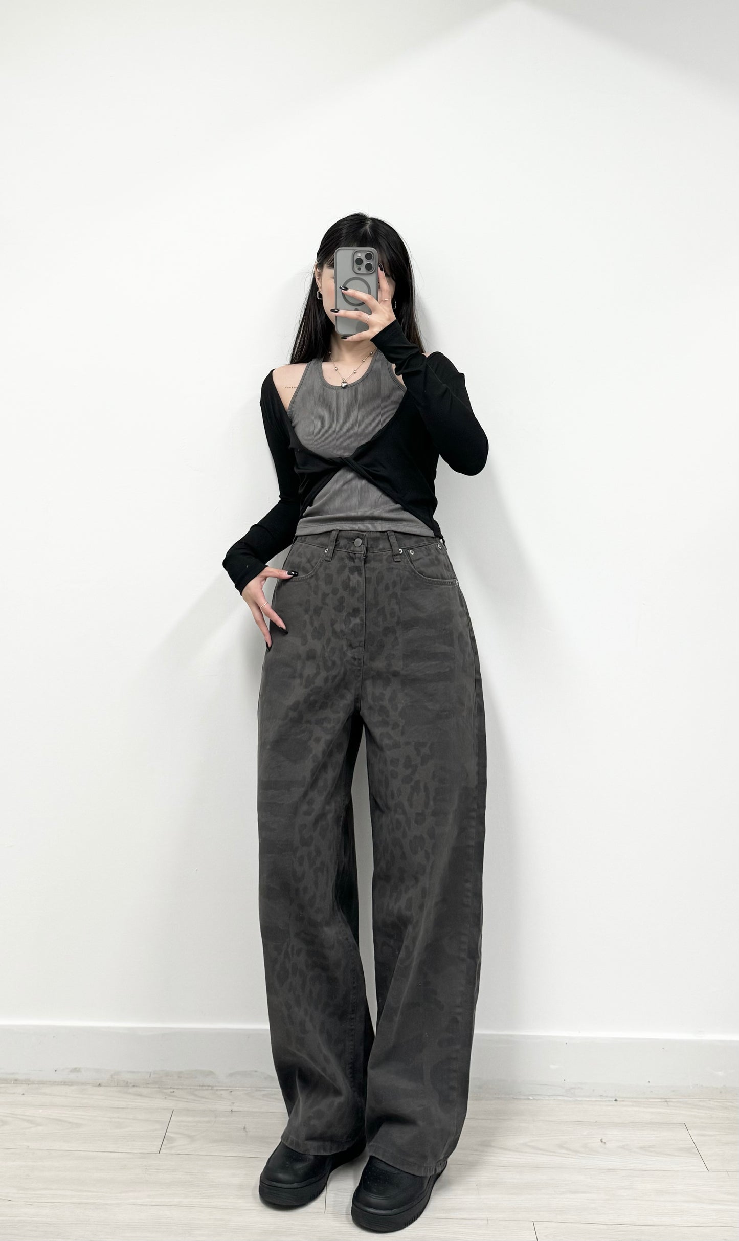 S749 炭灰色不規則豹暗圖案牛仔褲